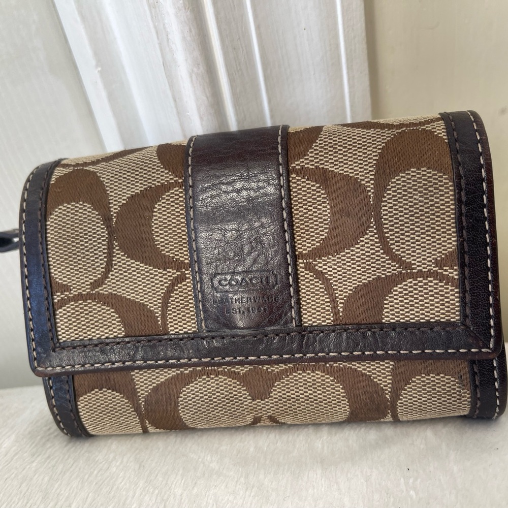 Coach Signature Small Wallet GUC - Picture 9 of 9